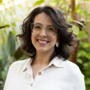 Retrato de Maya Carvalho, fundadora da Triência